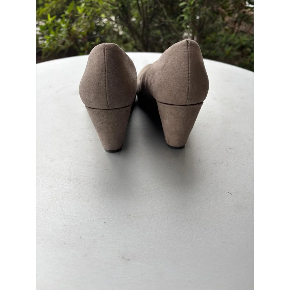 CL by Laundry Womens‎ Taupe Faux Suede Wedge Pumps Almond Toe Size 6M Business